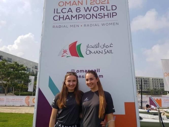 Dvě české dívky na mistrovství světa olympijské třídy ILCA 6 v Ománu