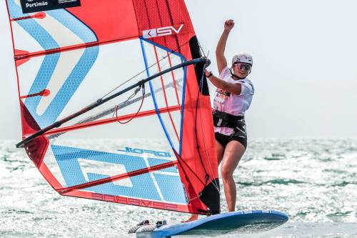 České windsurfařky v čele s Nelou Sadílkovou zabodovaly na MS iQFOiL U23 v Portugalsku